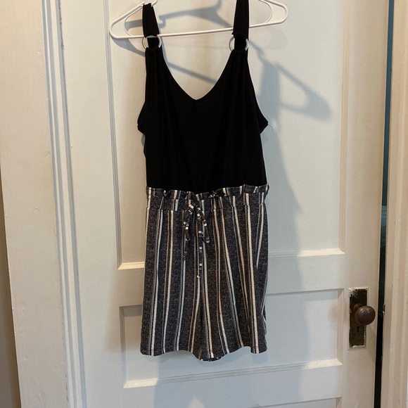 No Boundaries Pants - Juniors/ladies one piece shortall. Size xl 15-17. Great condition